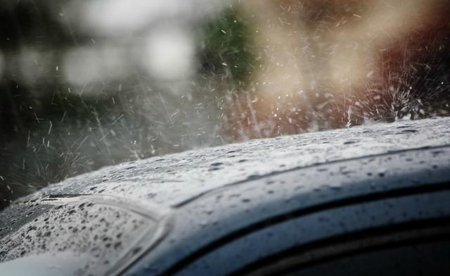 车子停外面淋雨,除了伤车漆,还有这几点