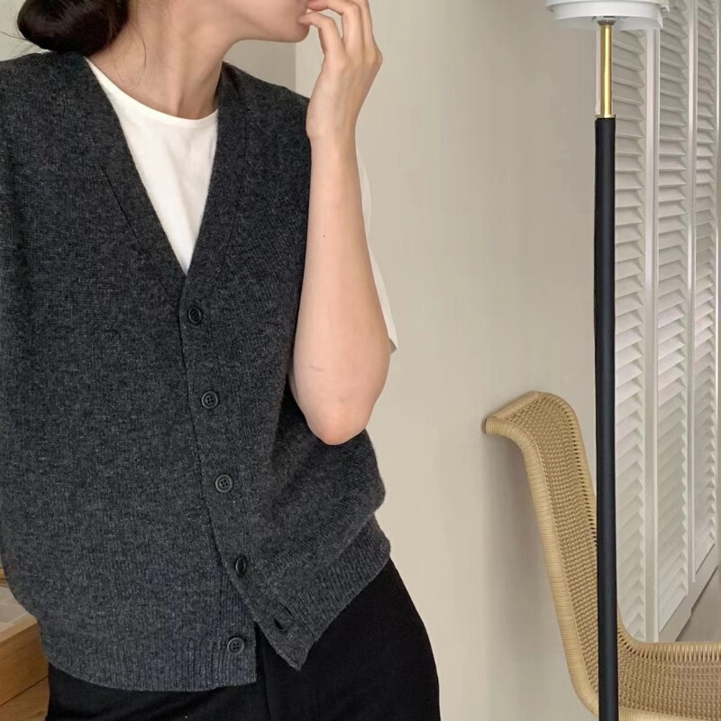 V-Neck Wool Knit Vest for Women, Loose-Fitting and Stylish, New Spring/Autumn 26 Style, Layered Cardigan Sweater Jacket V-Neck Wool Knit Vest for Women, Loose-Fitting and Stylish, New Spring/Autumn 26 Style, Layered Cardigan Sweater Jacket