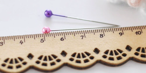 Цветная пластиковая коробка оснащена 100 иглами из жемчужного света и иглами по позиционированию бумаги