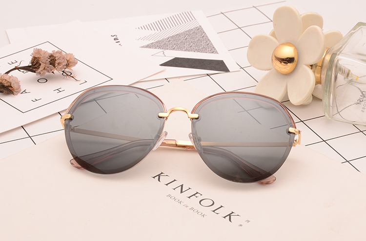 Phong cách châu Âu và Mỹ siêu nhẹ thời trang hộp lớn kính râm retro khâu mặt tròn màu hồng phân cực kính râm nữ TR90 thủy triều gọng kính cận nam đẹp