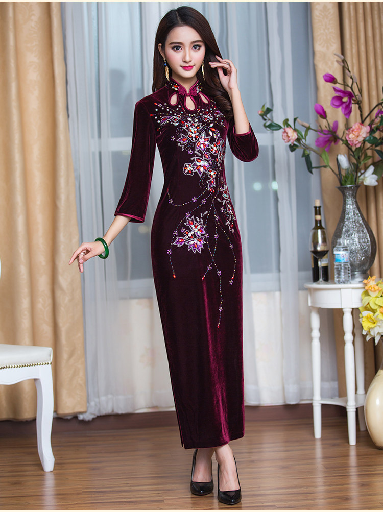 Chinese classic gold velvet beaded cheongsam autumn 2021 new noble elegant thin improved large size mother outfit