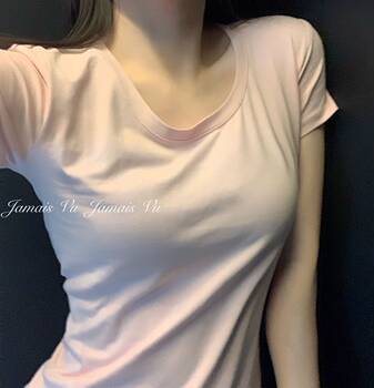 ເສື້ອທີເຊີດແຂນສັ້ນ ແລະ ເຊັກຊີ່ສຸດສີເຂັ້ມ