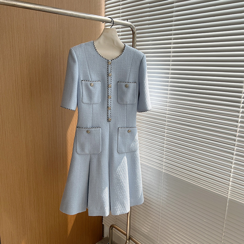 Where Aunt's workshop is small and fragrant with female summer coarse flowers, and short sleeves senior feel light and luxurious in a long version of a body dress