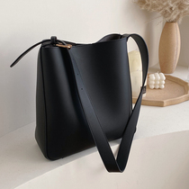 Genuine leather black bag women 2021 new simple and versatile bucket bag Korean version of the fashion large capacity one-shoulder cross-body bag