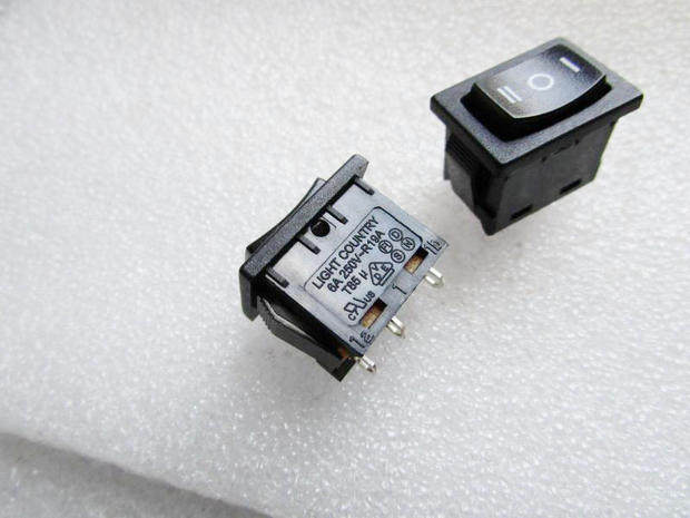 R19A-62BBOT ROCKER SP3T Pos: 3 (ON)-OFF-(ON) noir manque