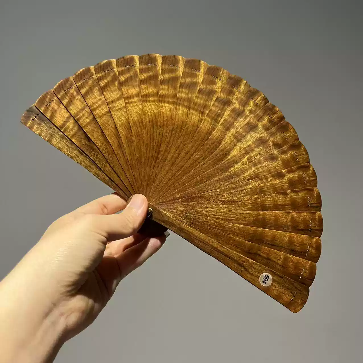 【希少】金絲楠木 老料使用 折りたたみ扇子 16cm 雲彩紋 浴衣小物 金絲楠木扇子古風摺扇口袋扇摺疊夏天紅油老料18小巧可攜式16cm15-淘寶
