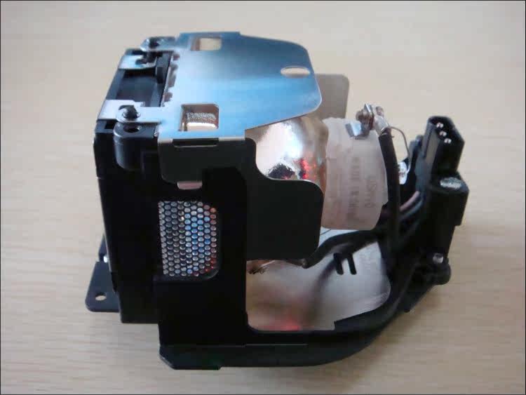 Suitable for Sanyo PLC-XU1050C PLC-XU1160C XU1100C XU1060CXU projector bulb