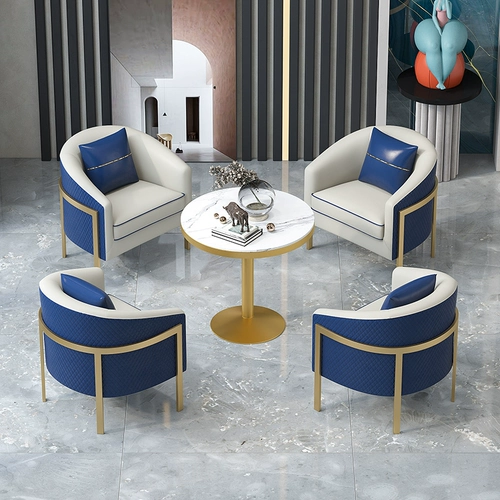 Светлый таблица переговоров по продажам на роскошном офисе и гостевой прием гостевой зоны гостевой зоны.