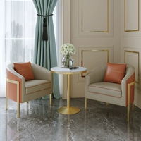 Один стол, два стула, одиночный апельсин