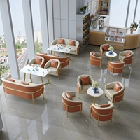 Один стол, два стула, двойной апельсин