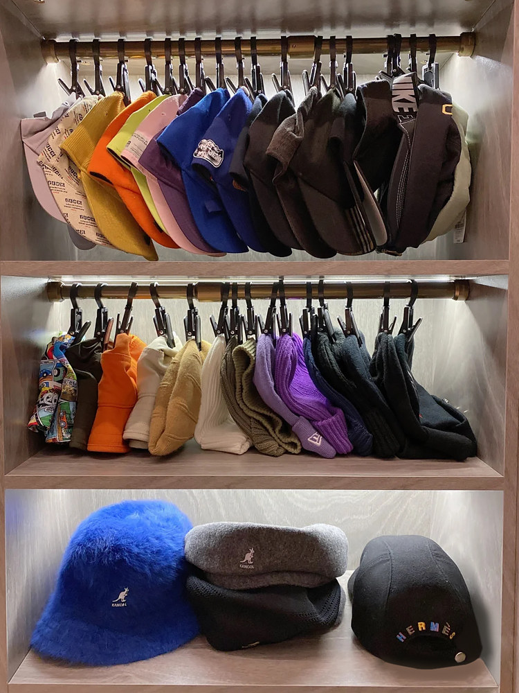 Hanging hat storage shelf hook household finishing artifact installation-free wardrobe telescopic telescopic rod clip put hat shelf