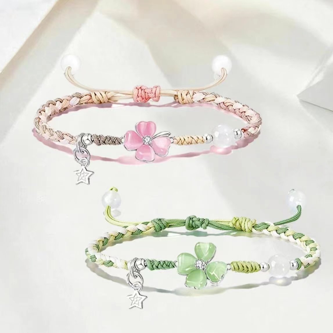 星空をモチーフにしたキャッツアイデザインの四つ葉のクローバーブレスレット。女性向けで、精巧で個性的、ファッショナブル、軽やかな高級感があり、エレガント。親友やカップルへのプレゼントに最適です。