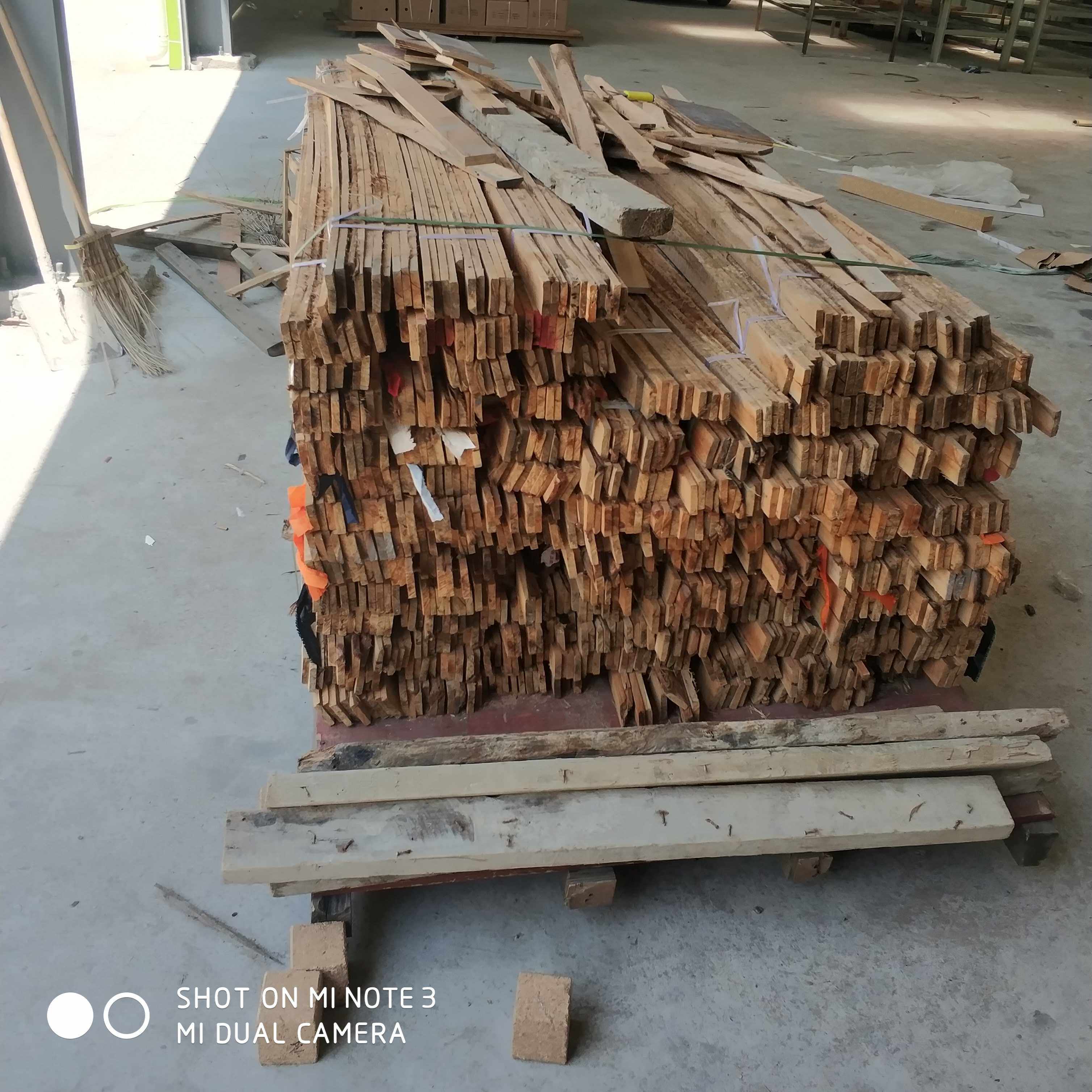 Shenzhen packaging wood-strip logistics express anti-loss fixing wood frame logistics packaging material is about two meters