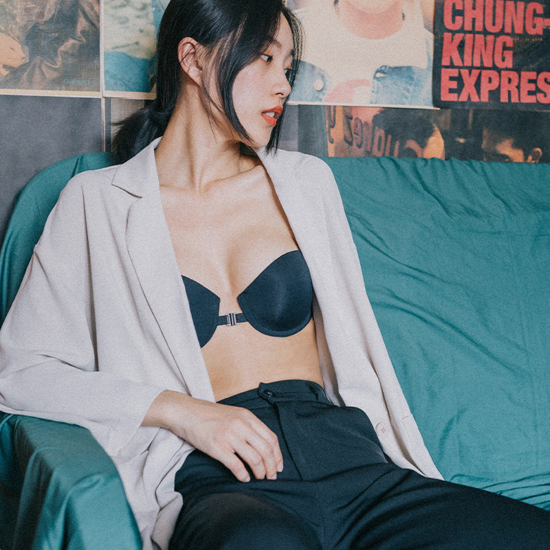 Front buttoned lingerie woman small breasts gathered to rub chest invisible without shoulder strap open back non-slip bra glossy bra black