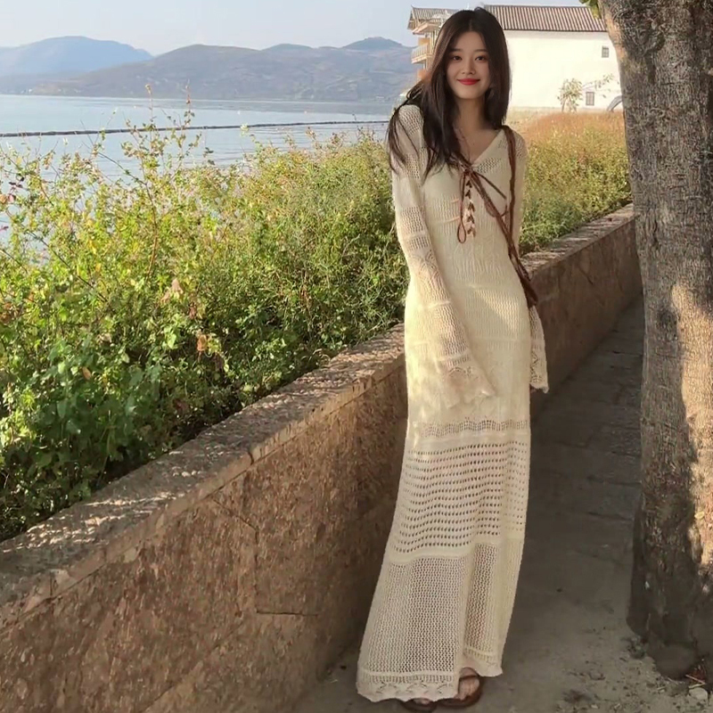 Early Autumn New Style Elegant and Beautiful Holiday Long Dress with a Romantic and Retro V-Neck Hollow-Out Long-Sleeve Dress for Women Early Autumn New Style Elegant and Beautiful Holiday Long Dress with a Romantic and Retro V-Neck Hollow-Out Long-Sleeve Dress for Women