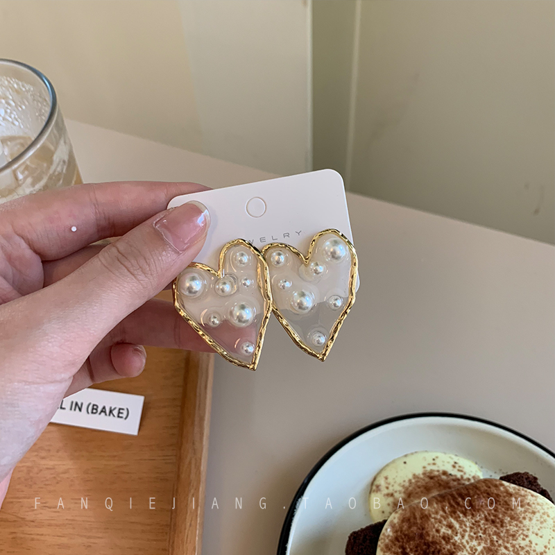 Exaggerated Transparent Pearl Loving lukewarm wind earrings, European and American 2021 new wave Korean temperament personality net red ear pin