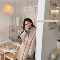 (Old time bow tie) Mushroom Mushroom puts both retro and sweet in this tweed coat