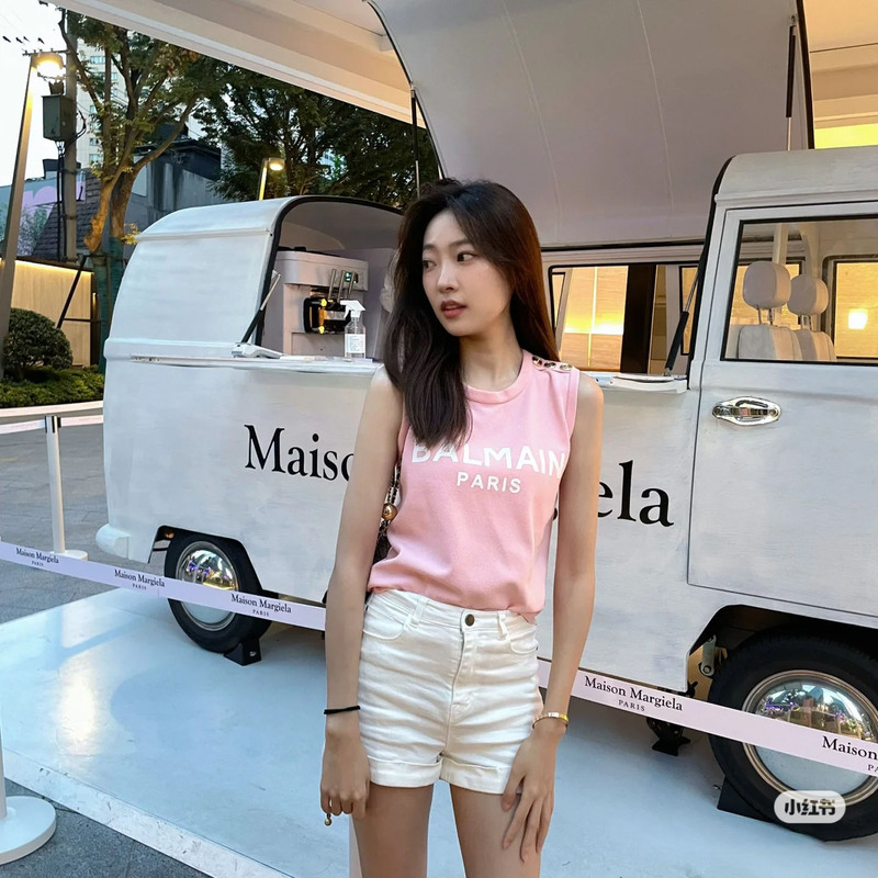 Celebrity-Inspired 25 Spring/Summer New Style Vest Balmain Sleeveless Gold Lettering Shoulder Gold Buckle Vest with Curved Hem T-Shirt Celebrity-Inspired 25 Spring/Summer New Style Vest Balmain Sleeveless Gold Lettering Shoulder Gold Buckle Vest with Curved Hem T-Shirt