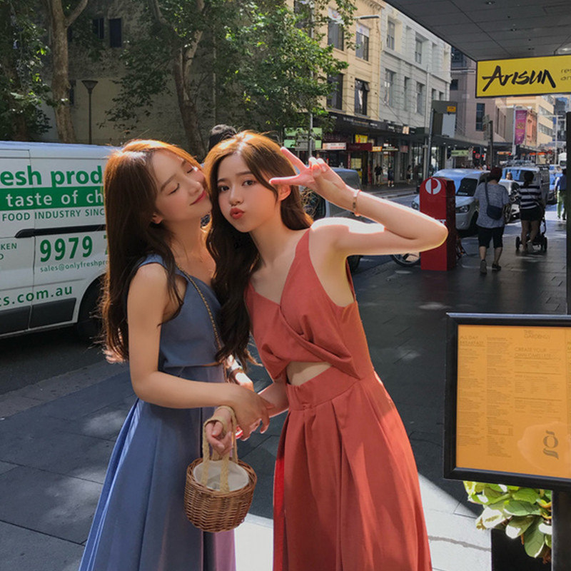 2022 summer new high-end long dress cold wind women's French design sense niche suspenders dress chic