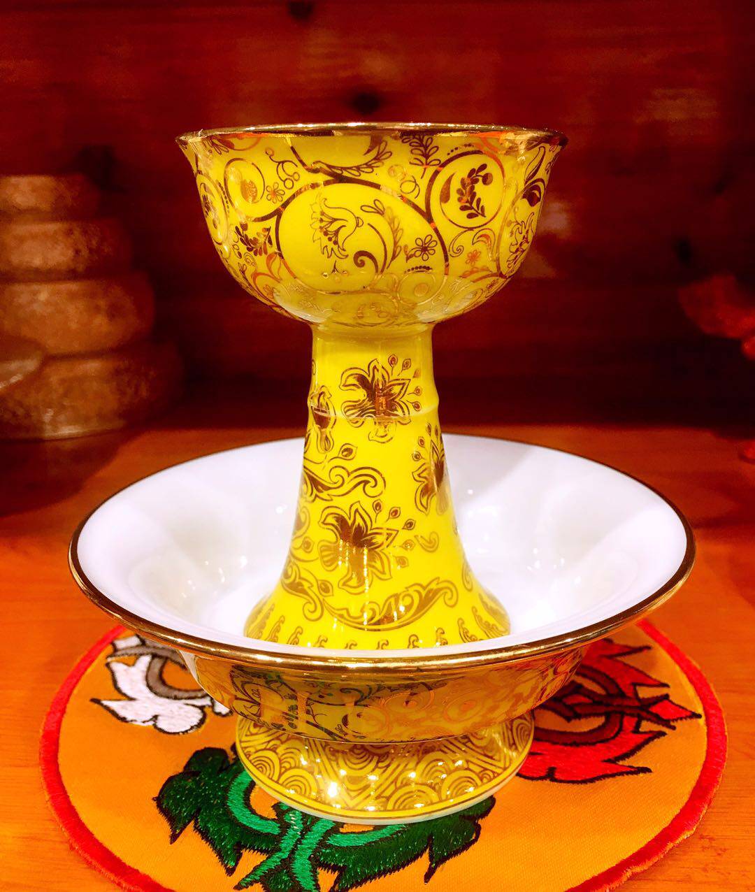 The celestial dragon reciting the ancient method of painting the gold color porcelain revered the protective cup