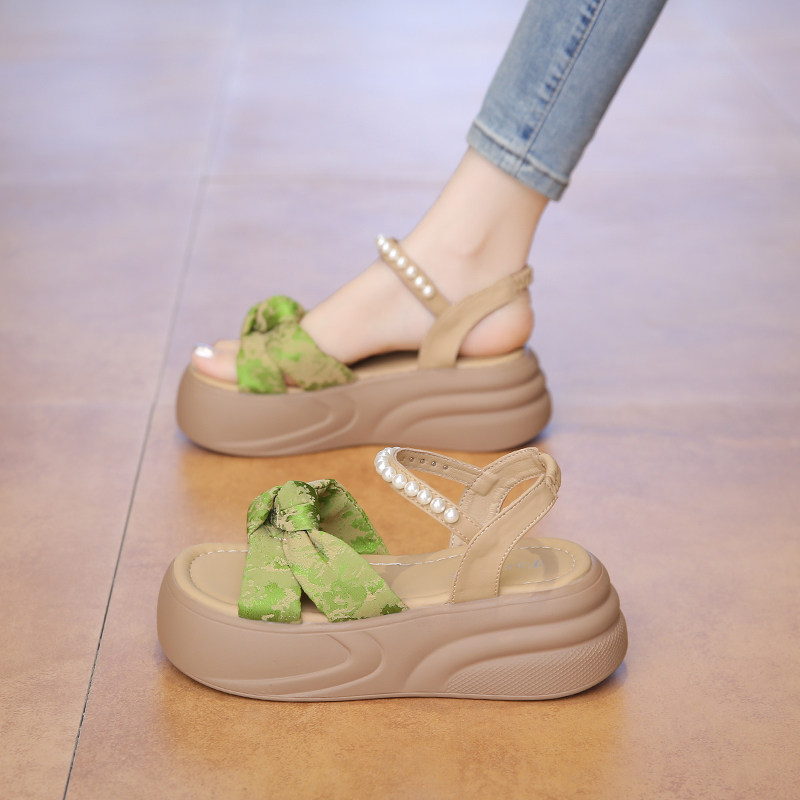 レディースローマサンダル、夏のアウター、2026年新作、厚底、身長アップ、スカートとの相性抜群、チャイニーズスタイル、ワンストラッププラットフォームビーチシューズ。