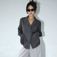 Темно -серой