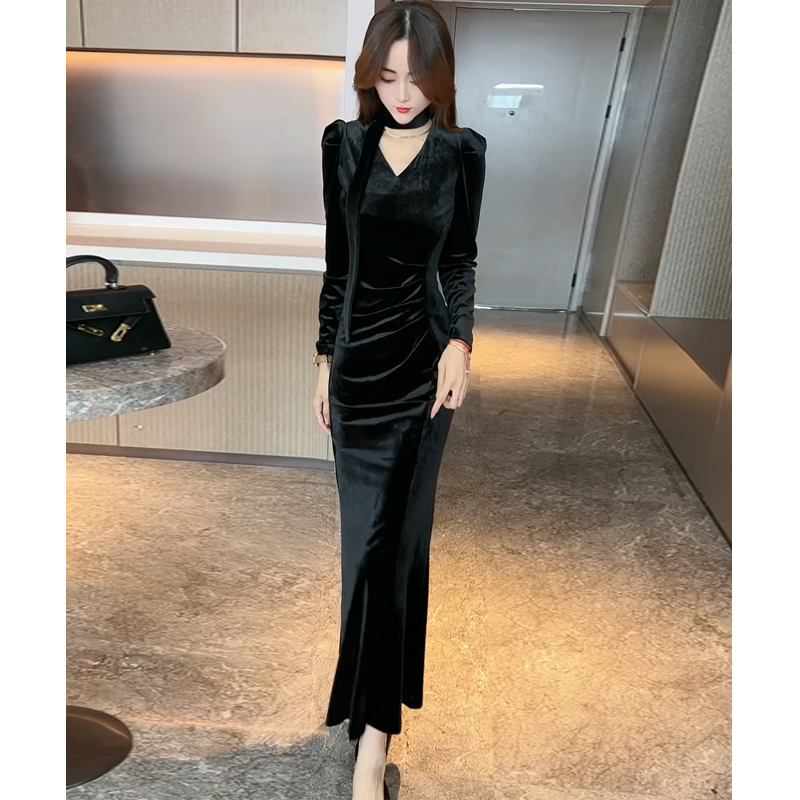 Hepburn-Style Black Velvet Dress for Women, Autumn and Winter 2026 New Model, High-End, Light Luxury, Elegant Fishtail Bodycon Long Dress