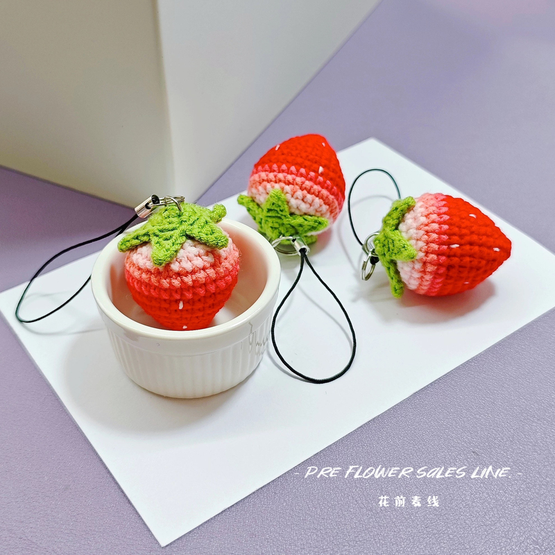 [Cream Strawberry] Handmade Knitted Strawberry Keychain Pendant, a Small Gift for Friends
