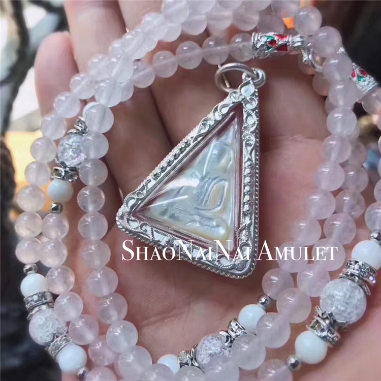 Grandma's Thai buddhists are playing the Cuban C pearl Benampaa necklace pendant male and female