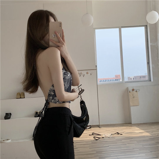 Spicy Style Halter Neck Camisole with Square Scarf, Fashionable and Trendy with a High-End Feel, Small Camisole for Women
