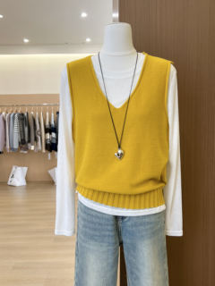 Lazy yellow v-neck knitted sleeveless waistcoat for women in autumn and winter, loose layered soft and waxy versatile sweater vest