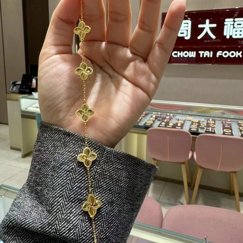 New Chow Tai Fook Gold Bracelet with Fish Scale and Lucky Four-Leaf Clover Design, Priced Per Gram with a 100-Yuan Discount, Genuine Product from the Store