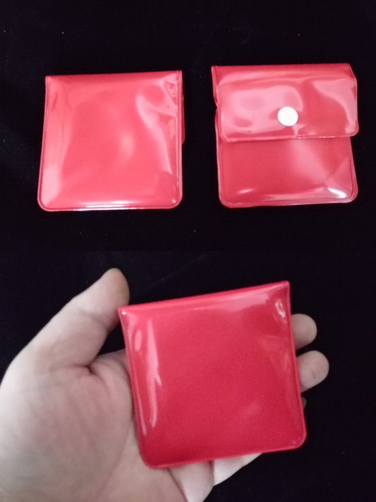 Табак -цепкий пакет с полной красной поверхностью.