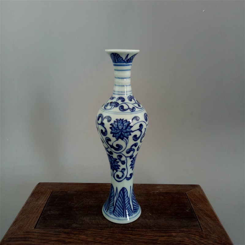 Late Qing handmade blue and white twirling pattern small vase antique antique antique porcelain collection old Bogu shelf decoration