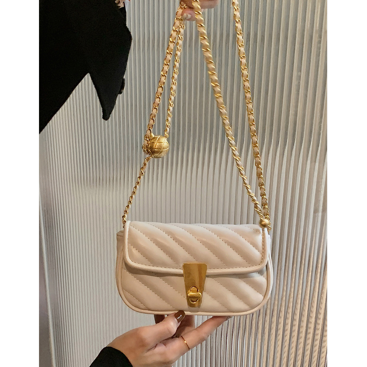 Autumn lady bag niche design small fragrance rhombus chain bag female 2021 new small gold ball shoulder messenger bag