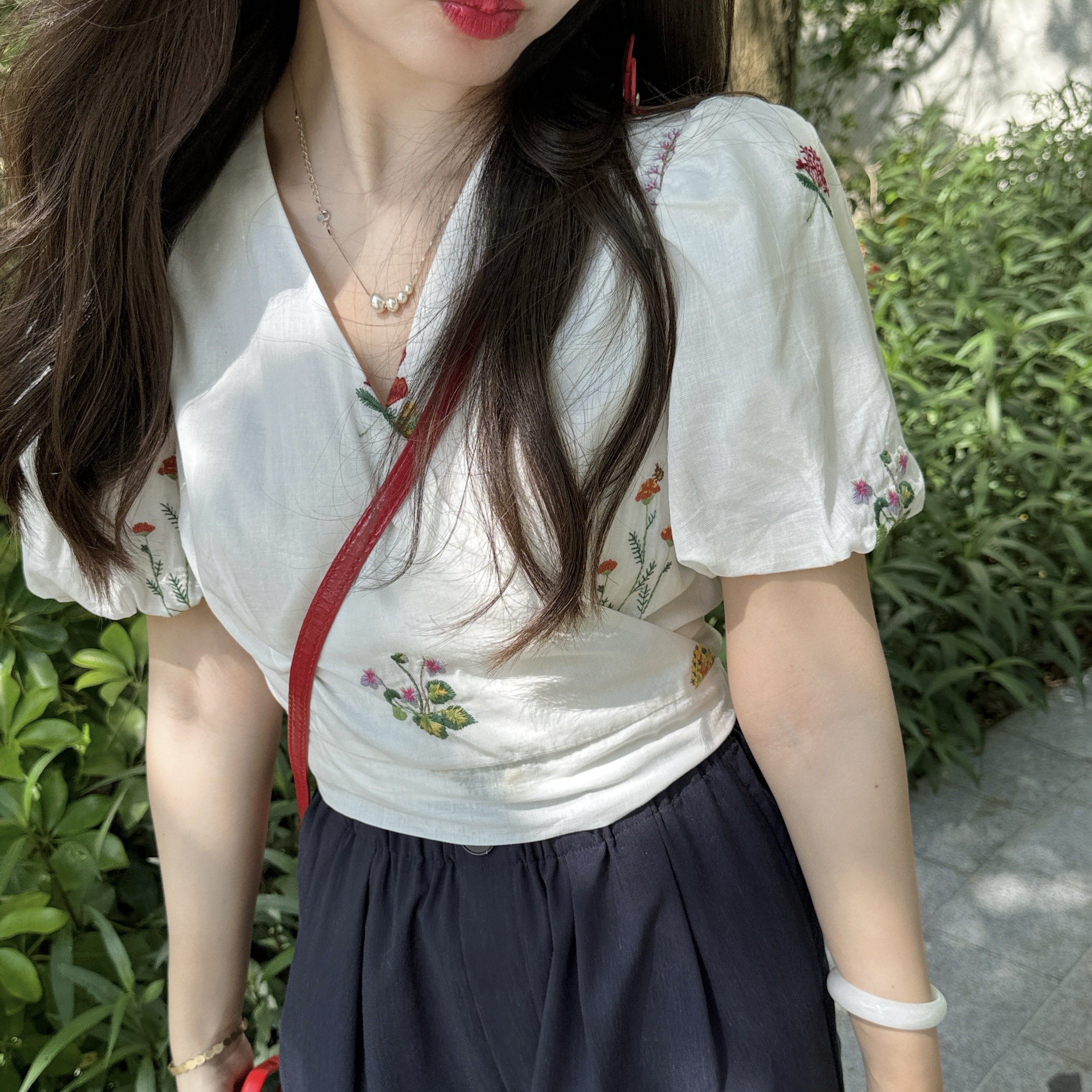 张羞羞 花园 / 纯棉立体刺绣碎花绑带V领短袖夏季衬衫