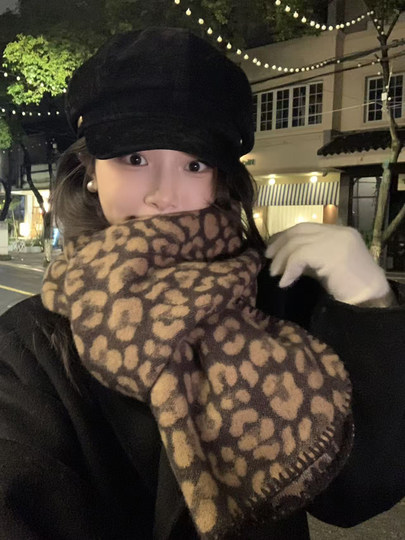 Korean autumn and winter hot girl fashionable leopard print scarf for women 2025 new thickened neck protector warm scarf shawl dual use