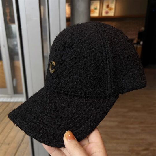 Korean solid color baseball caps for men and women in autumn and winter, outdoor warm and fashionable versatile lamb velvet duck caps that make your face smaller