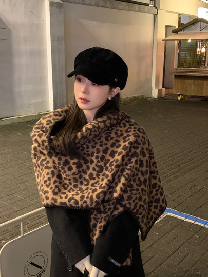 Korean autumn and winter hot girl fashionable leopard print scarf for women 2025 new thickened neck protector warm scarf shawl dual use