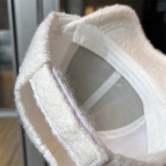 Korean solid color baseball caps for men and women in autumn and winter, outdoor warm and fashionable versatile lamb velvet duck caps that make your face smaller