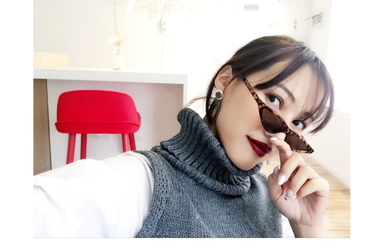 Hộp nhỏ có cùng một đoạn đường phố châu Âu và châu Mỹ đập kính đỏ và đỏ Kính râm hình lõm hình lõm kính râm mắt mèo mặt nhỏ kính râm