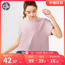 Qingbird has a short-sleeved loose and light breathable top T-shirt since she was running and fitness fashion in yoga