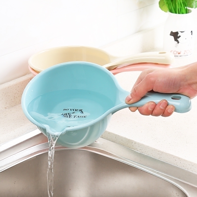 Thickened plastic water scoop kitchen long handle water spoon water scoop scoop baby children shampoo cup flushing bath scoop