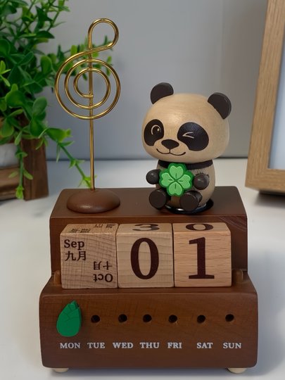 创意摆件熊猫日历八音盒木质品玩具节日礼物万年历音乐盒发条手动