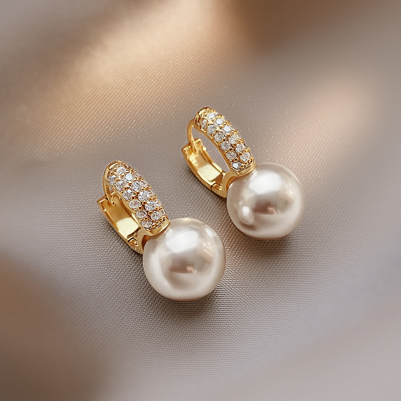 British designer ~ S925 silver needle earrings of pearl ear crash in 2023 new temperament earbutton tide