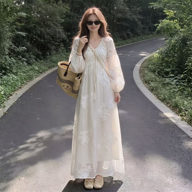 Fairy-Style Embroidered Waist-Cinching Dress for Women, Autumn Plus-Size, V-Neck, Lantern Sleeves, Gentle Drape, Long Flared Skirt