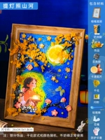 Фонарь светит на горы и реки