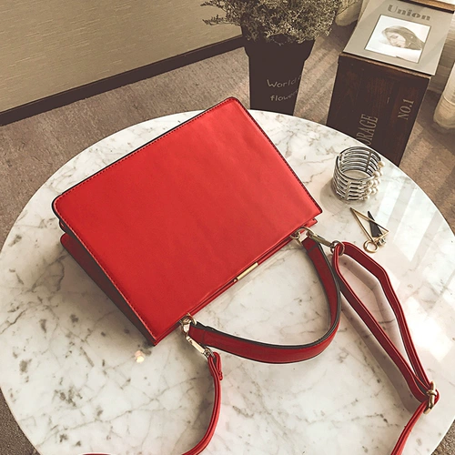 Красная сумка для невесты, в западном стиле