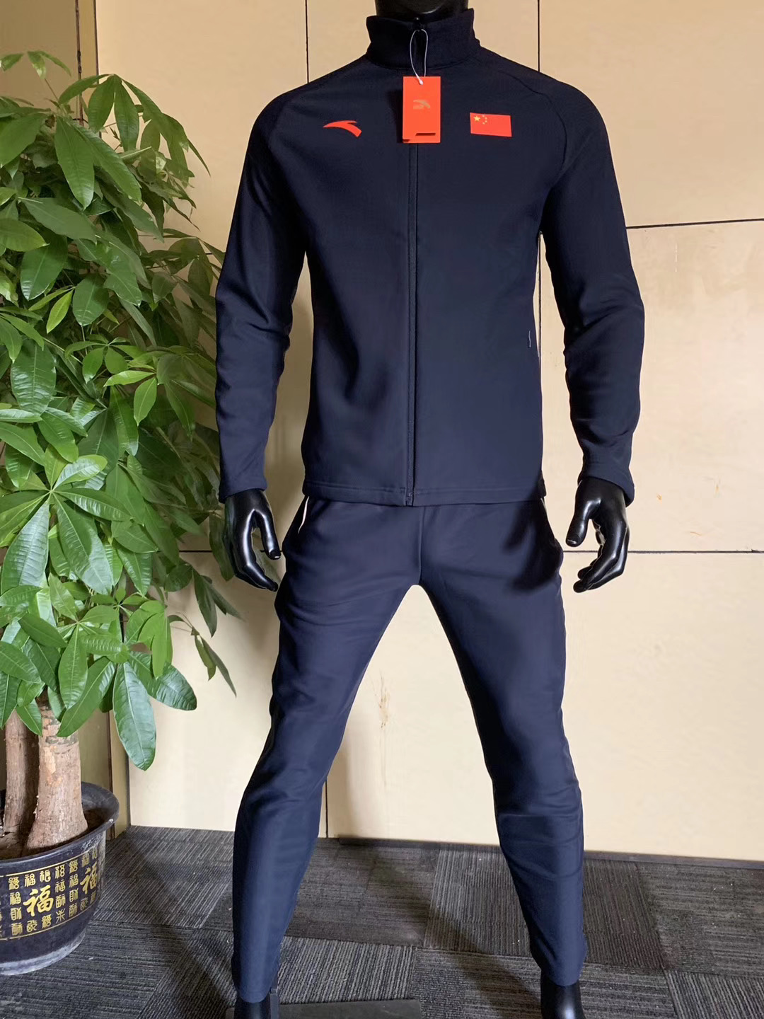 Ahn stepped in to sponsor the 2019 national team sports plus suede suit