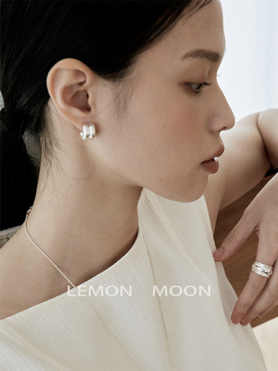 Cool feeling, high-end ins cool style double-layer c-shaped earrings for women, niche design, exquisite and fashionable mosquito coil disc ear clips